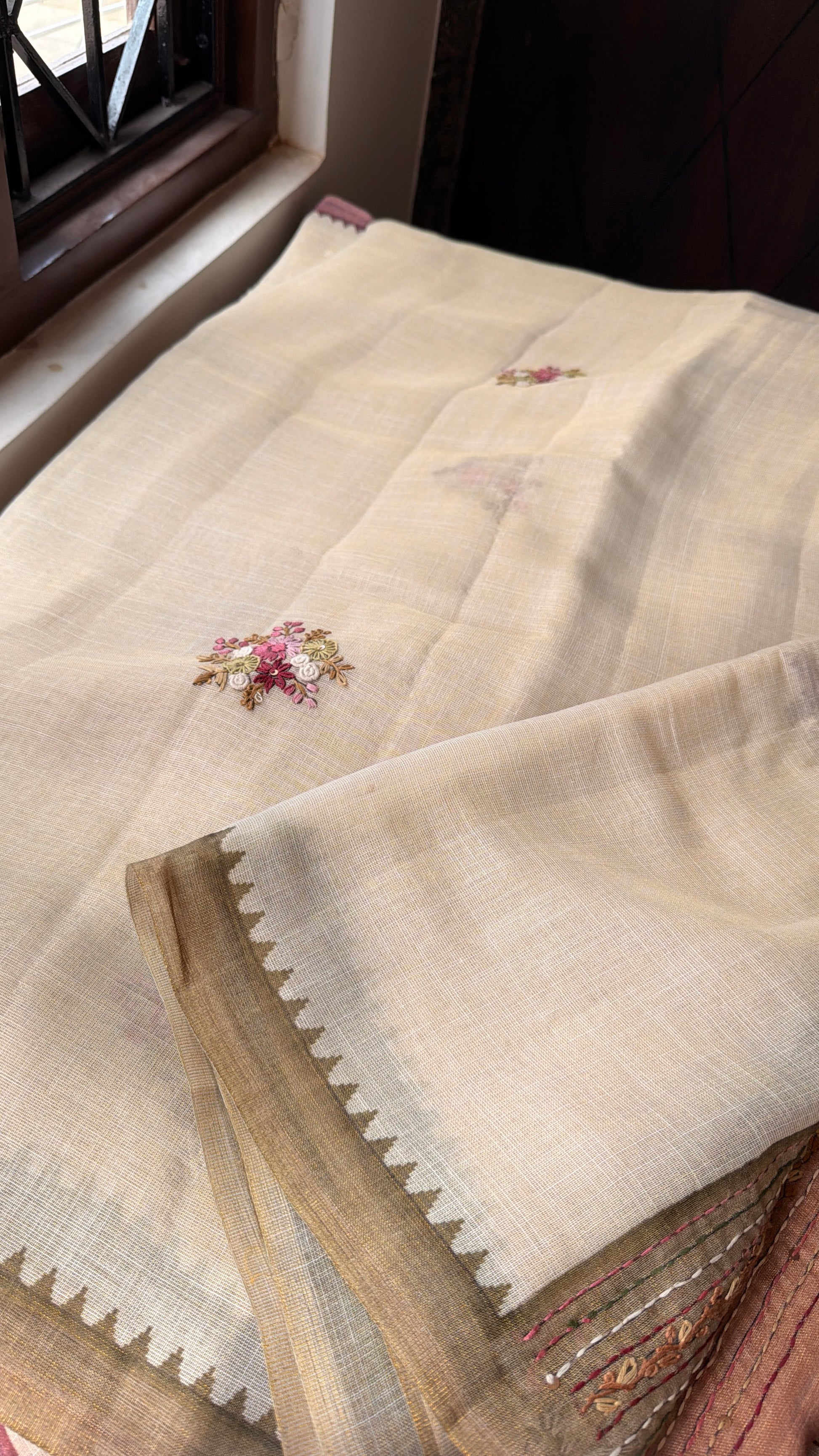 Premium Tissue Linen
Sarees - Half White and Green