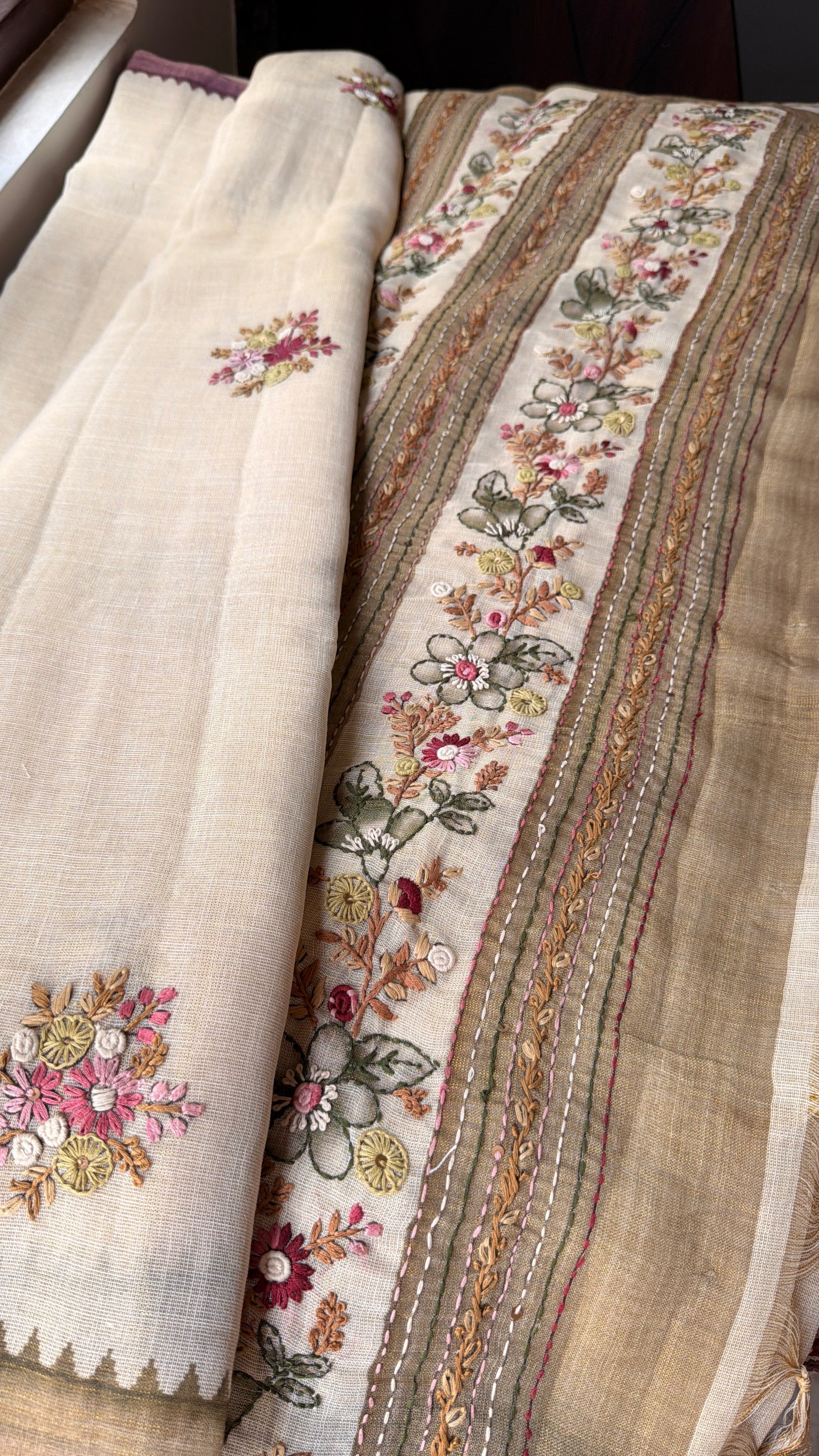 Premium Tissue Linen
Sarees - Half White and Green