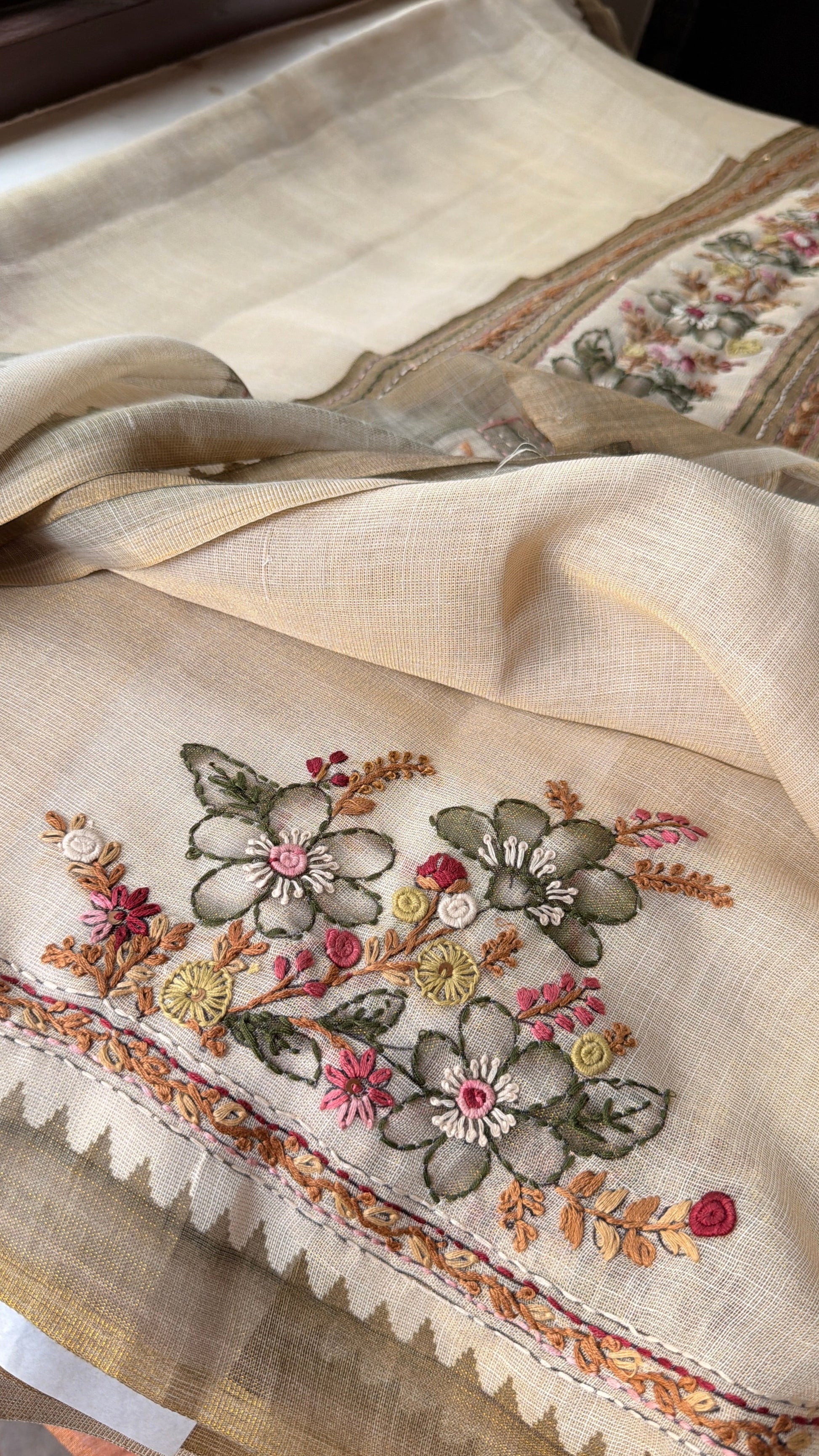 Premium Tissue Linen
Sarees - Half White and Green