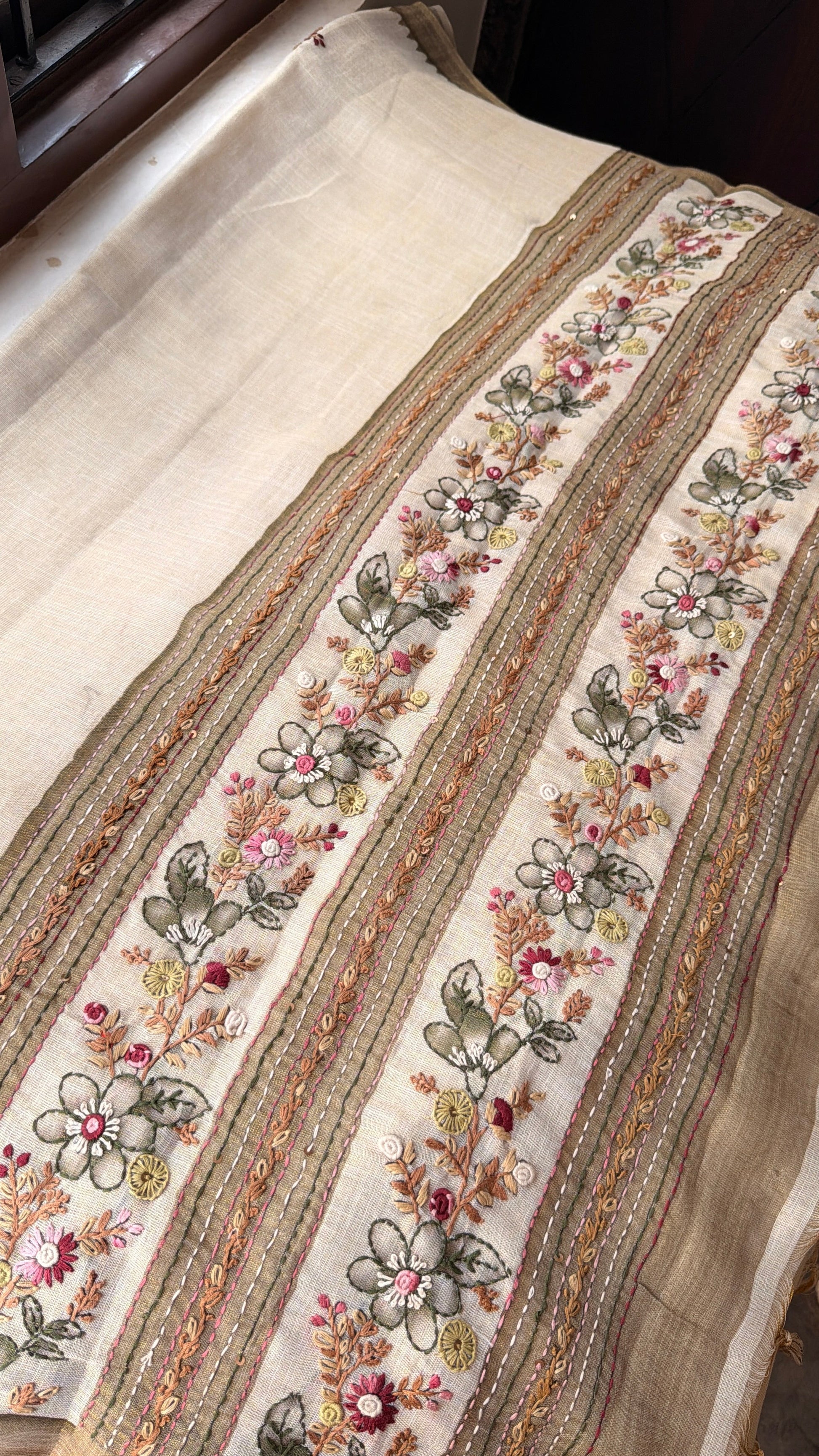 Premium Tissue Linen
Sarees - Half White and Green